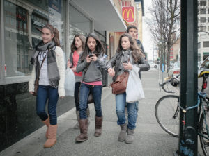 teens-on-phone